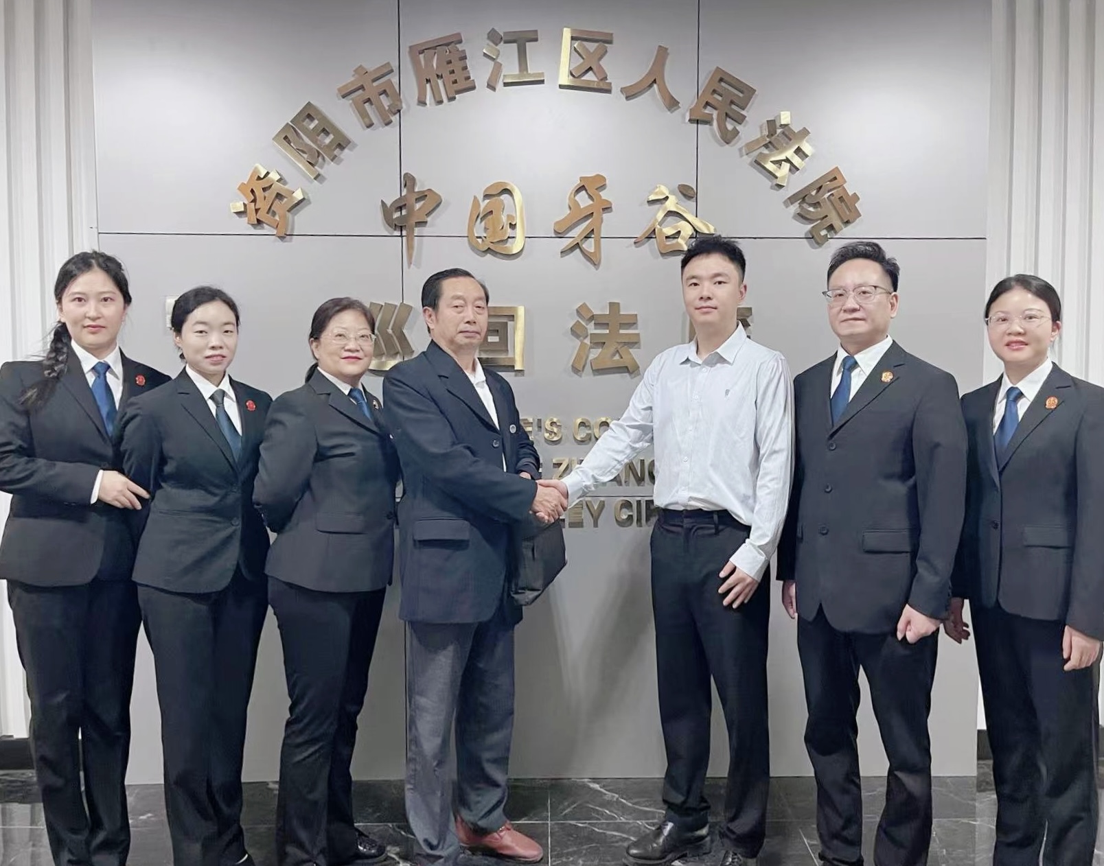 判后答疑化纷争 司法为民暖人心 ——“中国牙谷”巡回法庭成功为17名农民工追回欠薪