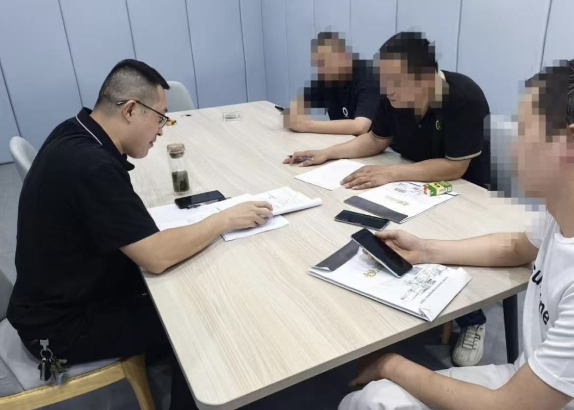 法官驻“中心”　巧解“百般事”